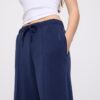 Pantalones jogger de pierna ancha y tacto suave con detalle de costura delantera Pantalones jogger de pierna ancha y tacto suave con detalle de costura delantera