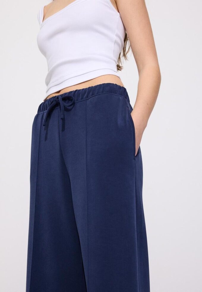 Pantalones jogger de pierna ancha y tacto suave con detalle de costura delantera Pantalones jogger de pierna ancha y tacto suave con detalle de costura delantera