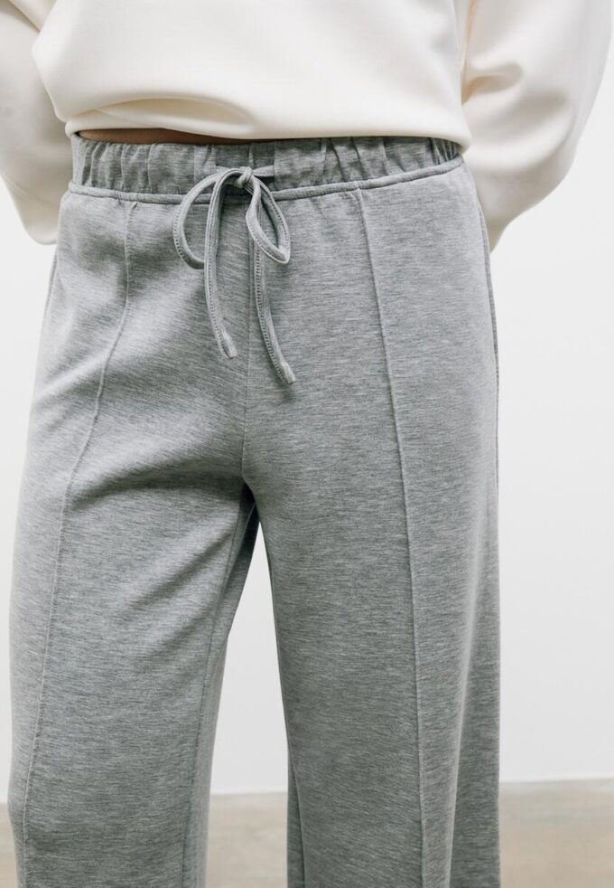 Pantalones jogger de pierna ancha y tacto suave con detalle de costura delantera Pantalones jogger de pierna ancha y tacto suave con detalle de costura delantera
