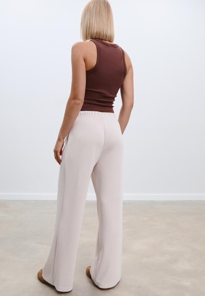 Pantalones jogger de pierna ancha y tacto suave con detalle de costura delantera Pantalones jogger de pierna ancha y tacto suave con detalle de costura delantera