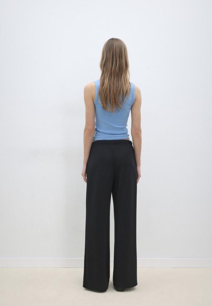 Pantalones jogger de pierna ancha y tacto suave con detalle de costura delantera Pantalones jogger de pierna ancha y tacto suave con detalle de costura delantera