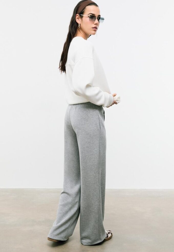 Pantalones jogger de pierna ancha y tacto suave con detalle de costura delantera Pantalones jogger de pierna ancha y tacto suave con detalle de costura delantera