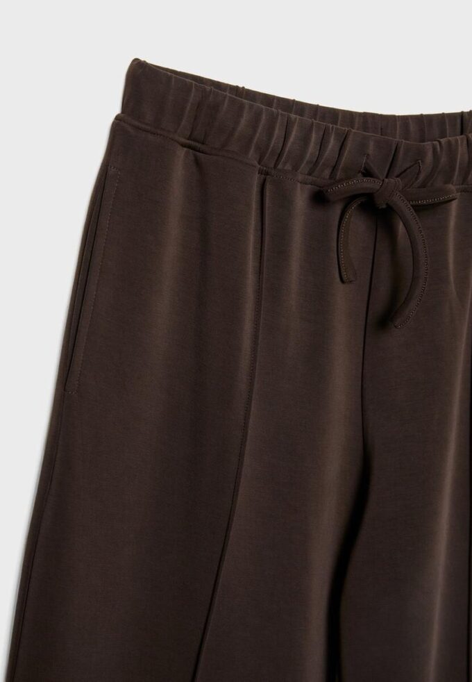 Pantalones jogger de pierna ancha y tacto suave con detalle de costura delantera Pantalones jogger de pierna ancha y tacto suave con detalle de costura delantera