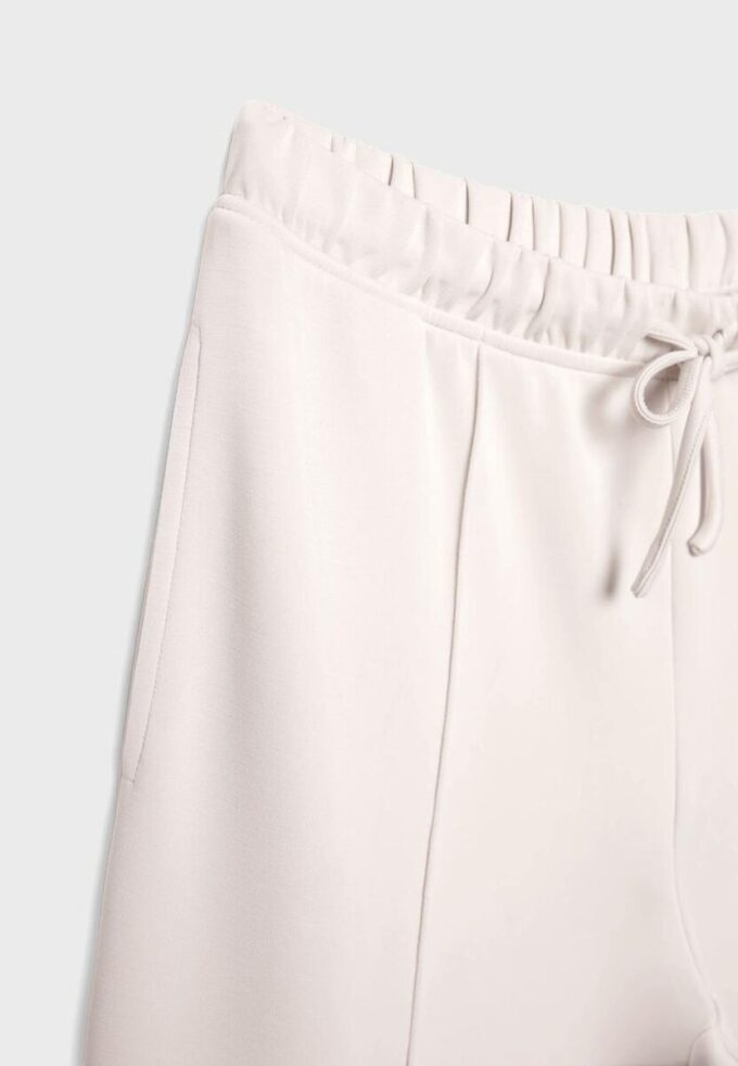 Pantalones jogger de pierna ancha y tacto suave con detalle de costura delantera Pantalones jogger de pierna ancha y tacto suave con detalle de costura delantera