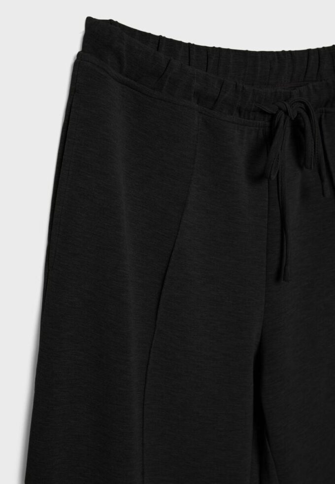 Pantalones jogger de pierna ancha y tacto suave con detalle de costura delantera Pantalones jogger de pierna ancha y tacto suave con detalle de costura delantera