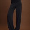 Pantalones jogger de pierna recta de tacto suave con detalle de pinzas Pantalones jogger de pierna recta de tacto suave con detalle de pinzas