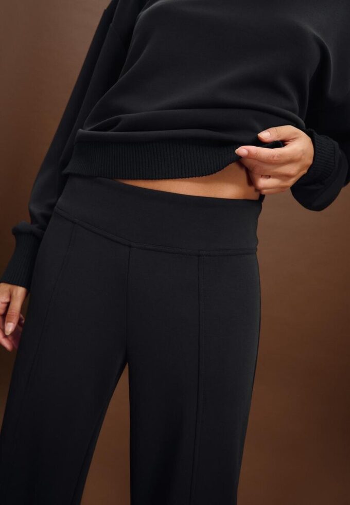 Pantalones jogger de pierna recta de tacto suave con detalle de pinzas Pantalones jogger de pierna recta de tacto suave con detalle de pinzas