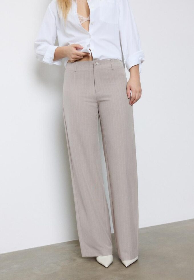 Pantalones rectos de corte ajustado Pantalones rectos de corte ajustado