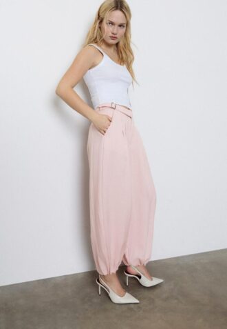 Pantalones sarouel con pinzas y hebilla