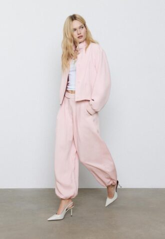 Pantalones sarouel con pinzas y hebilla