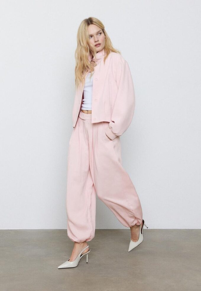 Pantalones sarouel con pinzas y hebilla Pantalones sarouel con pinzas y hebilla