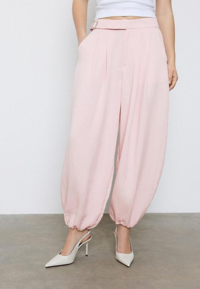 Pantalones sarouel con pinzas y hebilla Pantalones sarouel con pinzas y hebilla