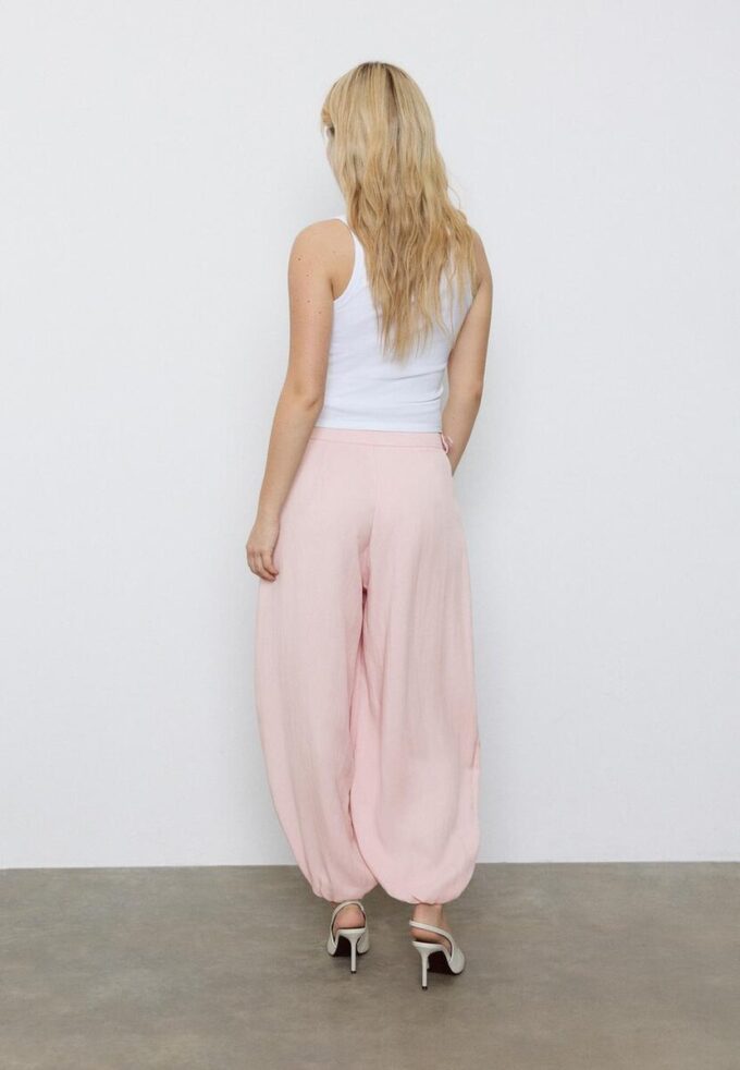 Pantalones sarouel con pinzas y hebilla Pantalones sarouel con pinzas y hebilla