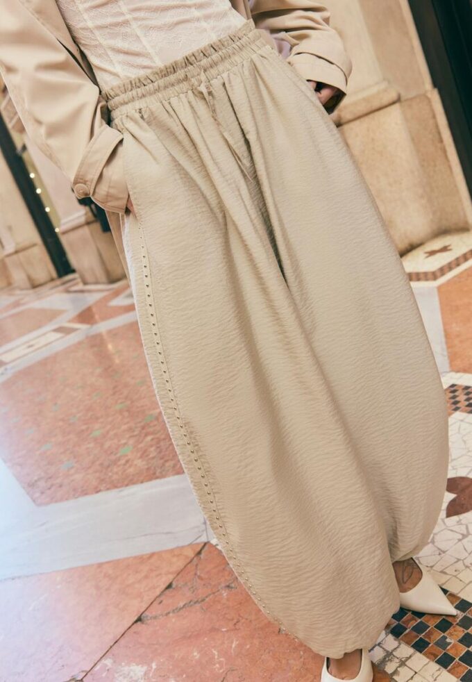 Pantalones sarouel con tachuelas Pantalones sarouel con tachuelas