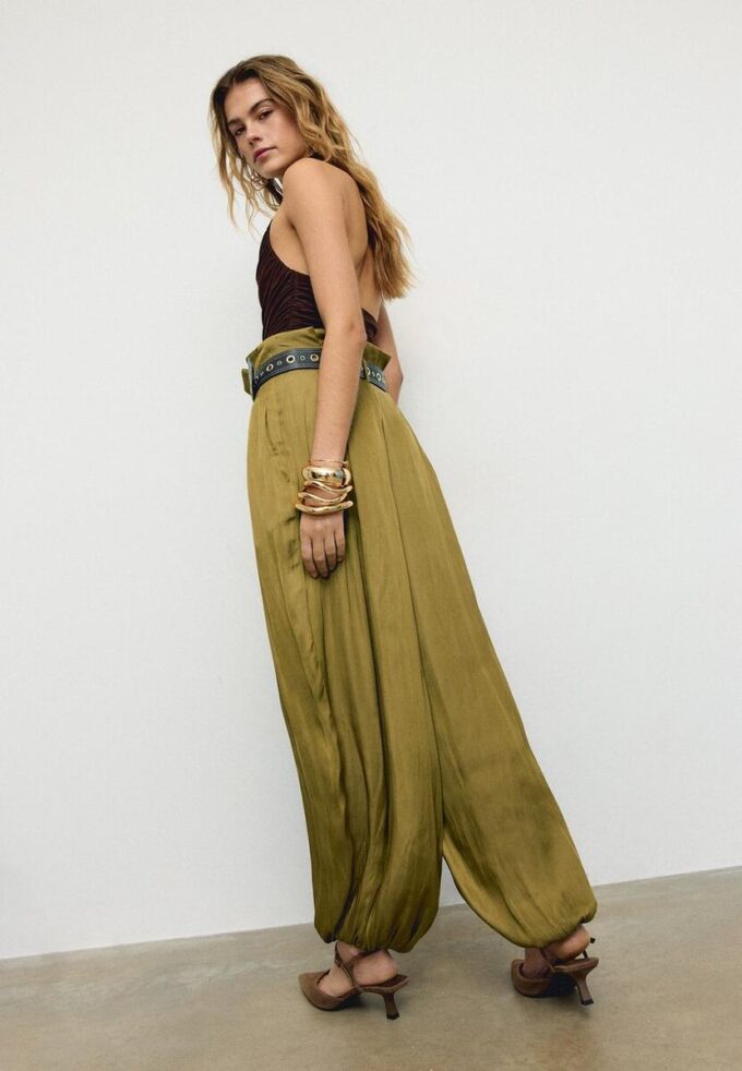 Pantalones sarouel de satén con cinturón Pantalones sarouel de satén con cinturón