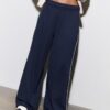 Pantalones Wide Leg de felpa con detalle de ribete Pantalones Wide Leg de felpa con detalle de ribete