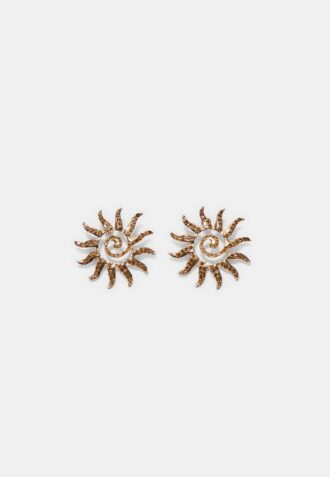 Pendientes pequeños con forma de sol y pedrería