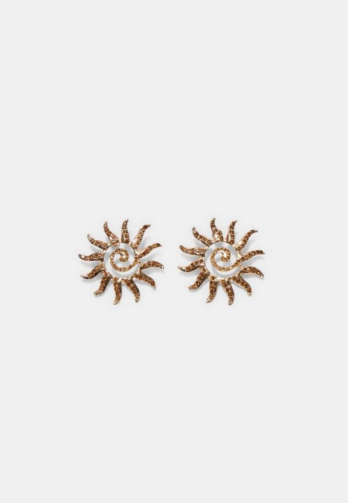 Pendientes pequeños con forma de sol y pedrería Pendientes pequeños con forma de sol y pedrería