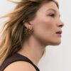 Pendientes pequeños con forma de sol y pedrería Pendientes pequeños con forma de sol y pedrería