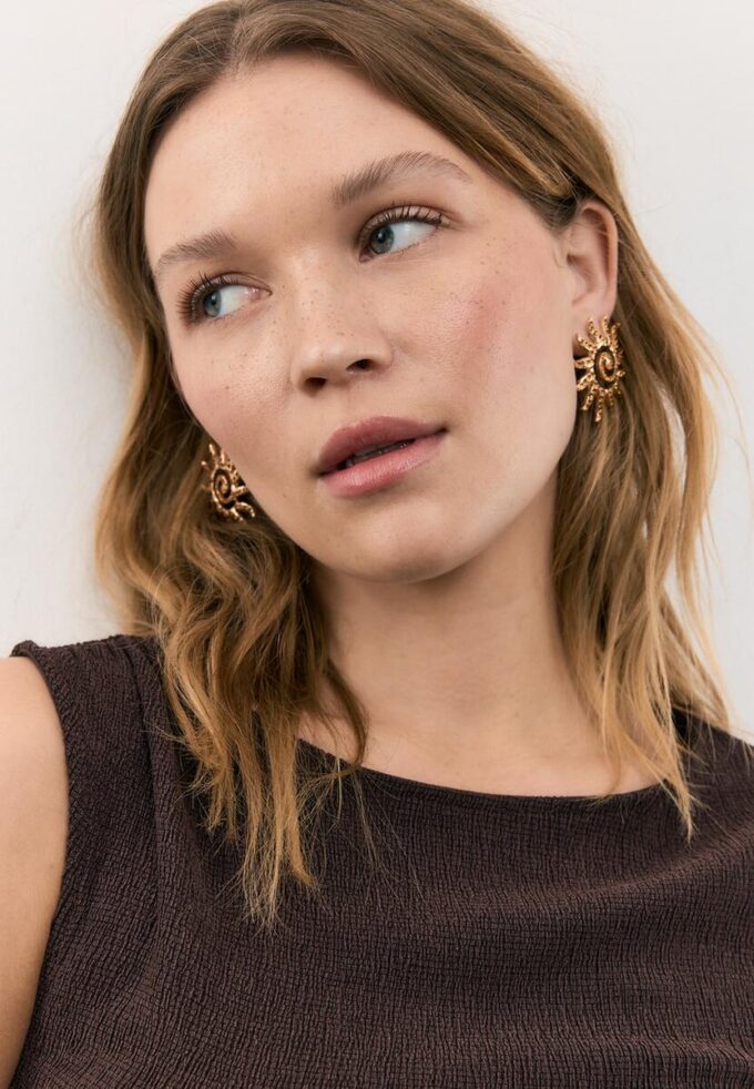 Pendientes pequeños con forma de sol y pedrería Pendientes pequeños con forma de sol y pedrería
