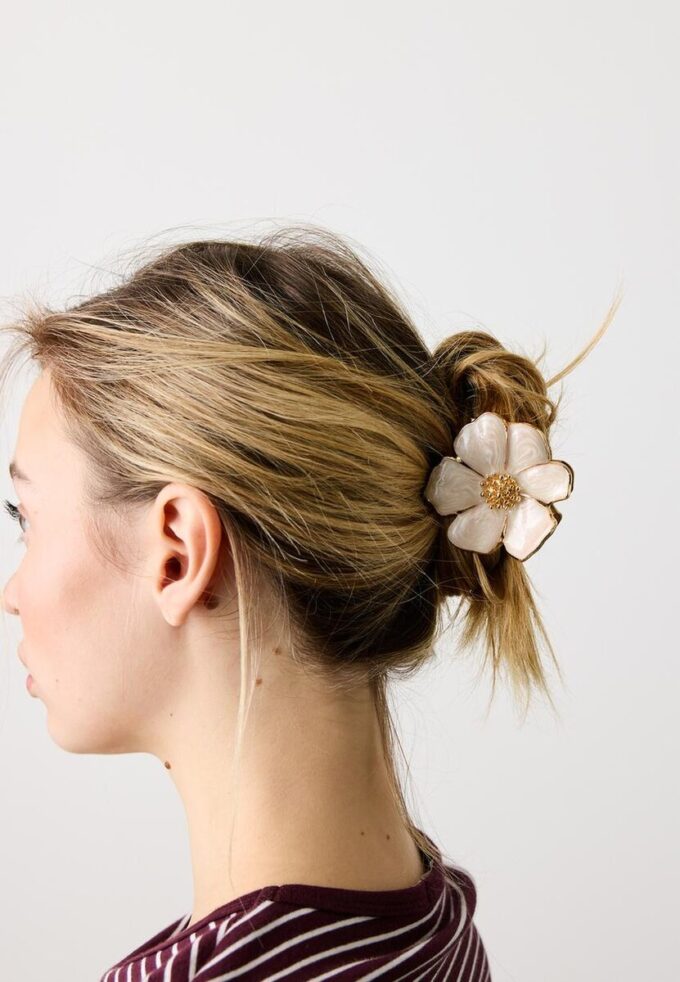 Pinza para el pelo con flor de metal
