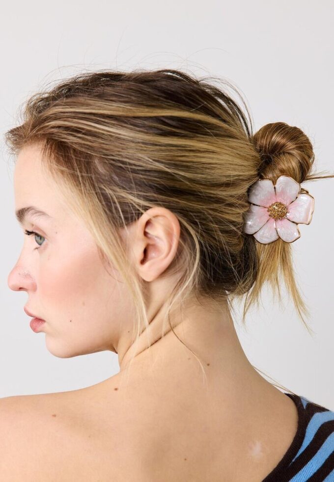 Pinza para el pelo con flor metalizada