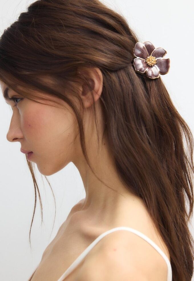Pinza para el pelo con flor metalizada