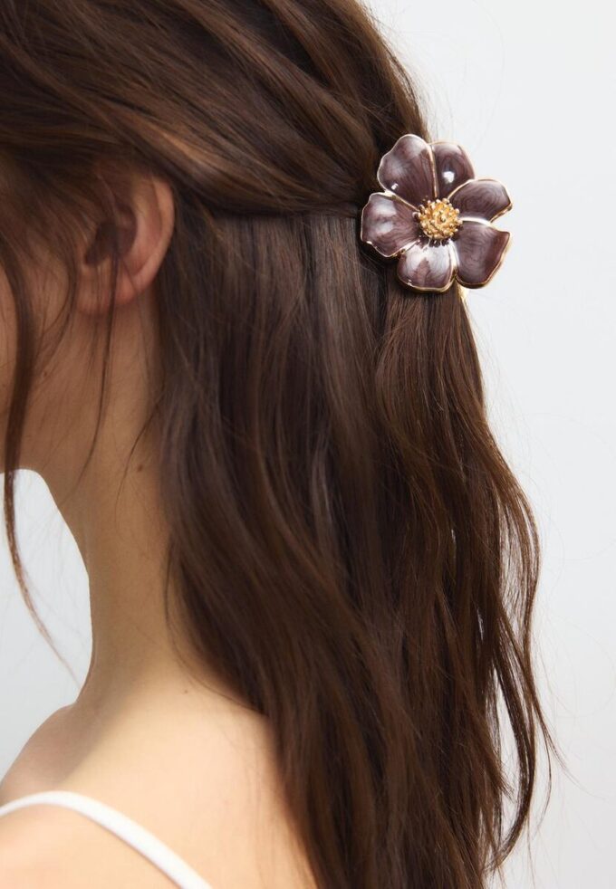 Pinza para el pelo con flor metalizada