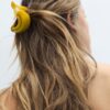 Pinza para el pelo con forma de plátano