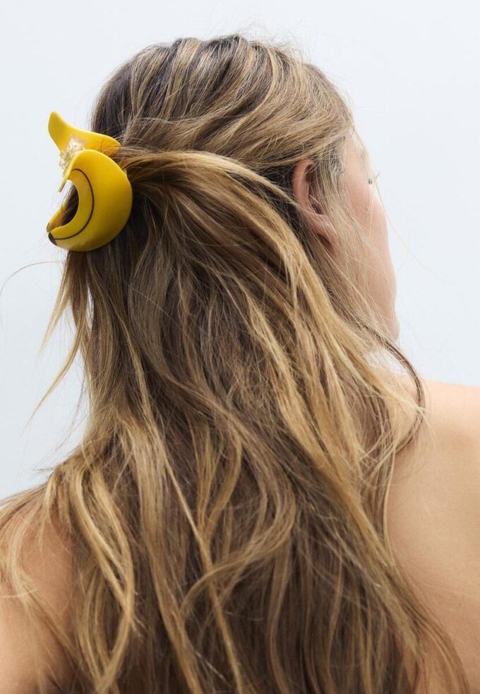 Pinza para el pelo con forma de plátano