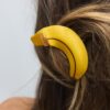 Pinza para el pelo con forma de plátano