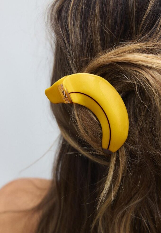 Pinza para el pelo con forma de plátano
