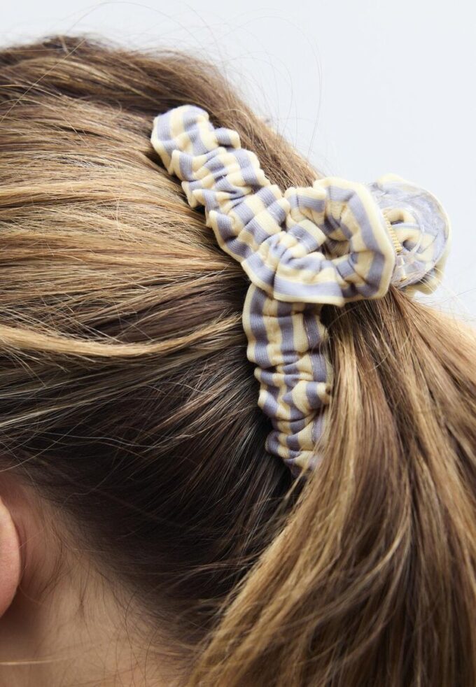 Pinza para el pelo tejida a rayas