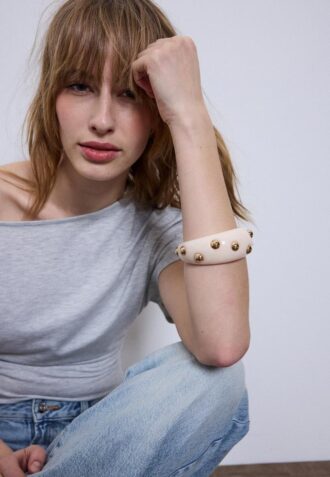 Pulsera con tachuelas