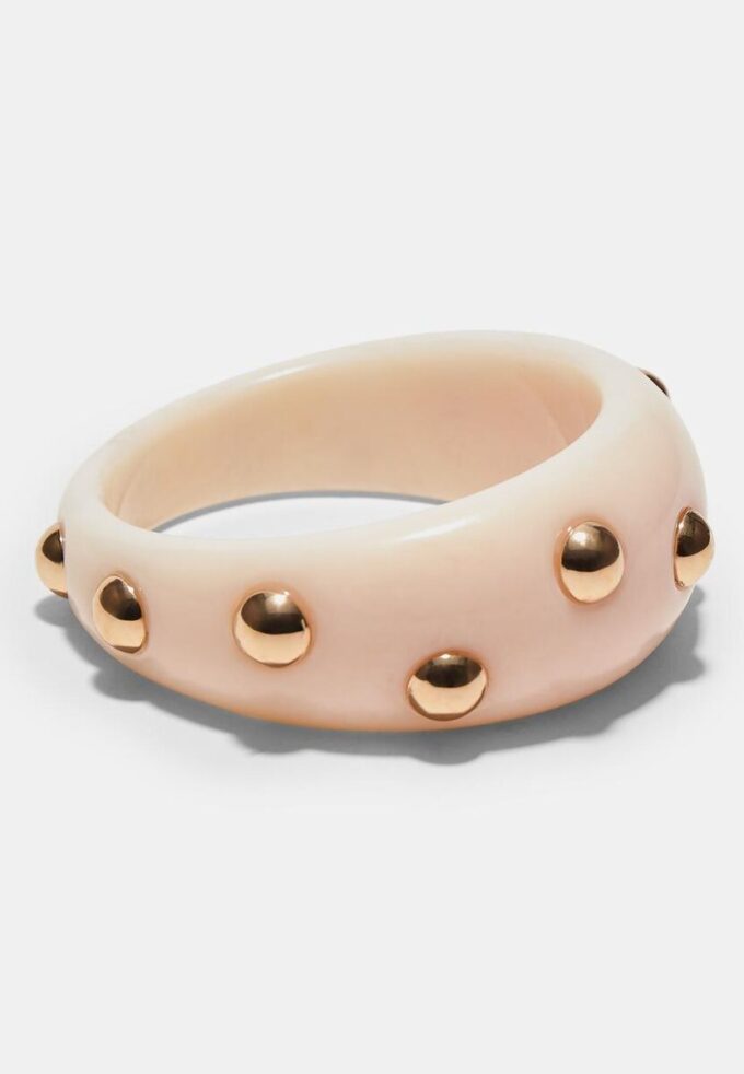 Pulsera con tachuelas
