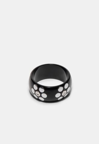 Pulsera con tachuelas de flores