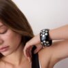 Pulsera con tachuelas de flores