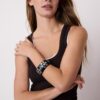 Pulsera con tachuelas de flores