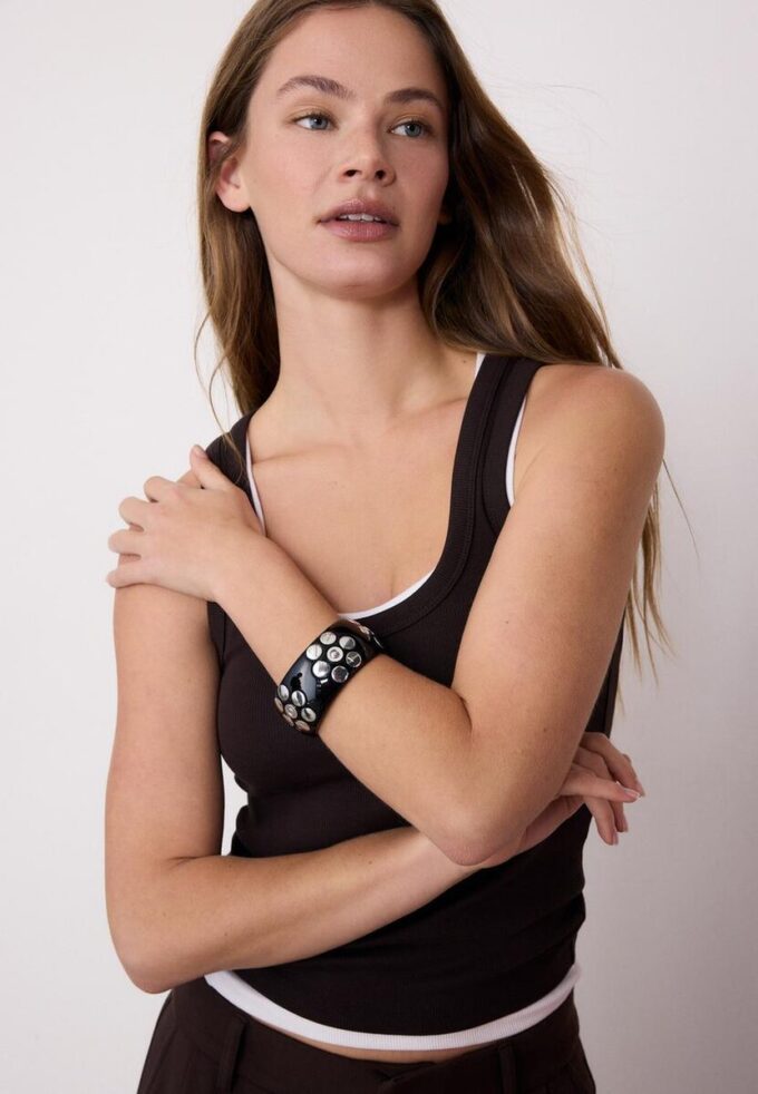 Pulsera con tachuelas de flores
