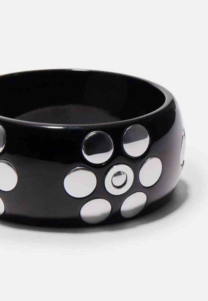 Pulsera con tachuelas de flores
