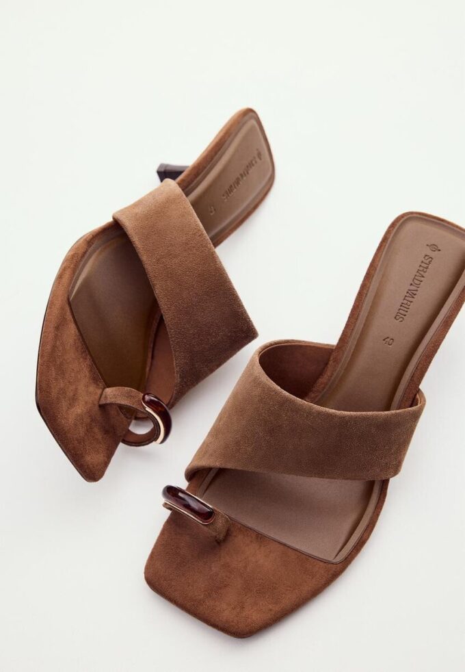 Sandalias de piel con tacón bajo
