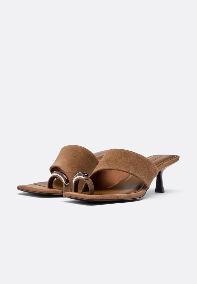 Sandalias de piel con tacón bajo