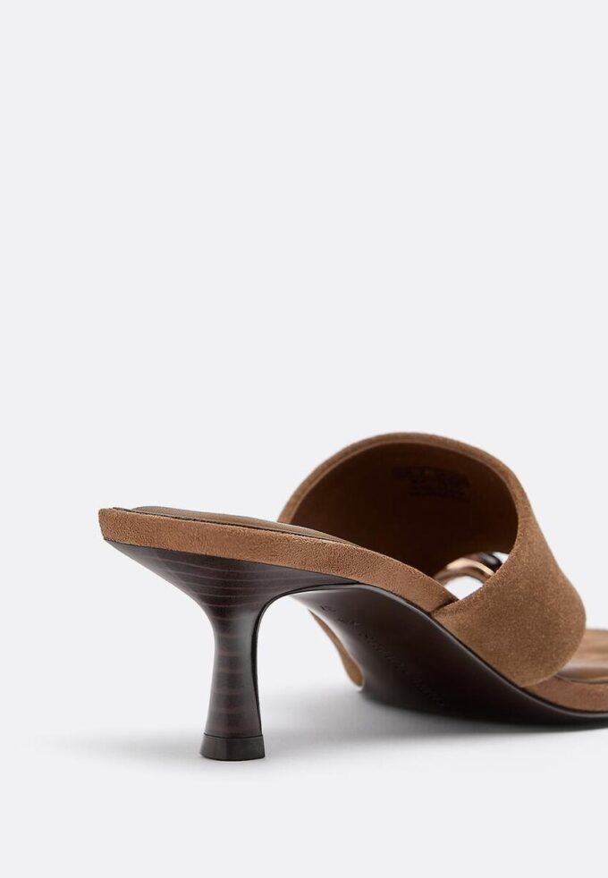 Sandalias de piel con tacón bajo