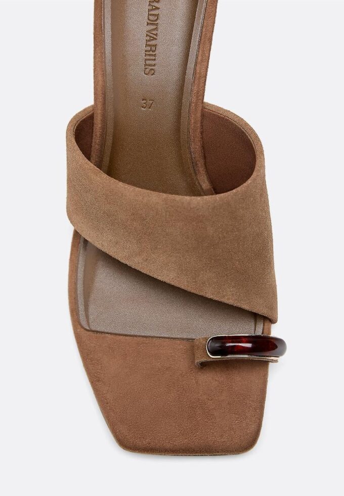 Sandalias de piel con tacón bajo
