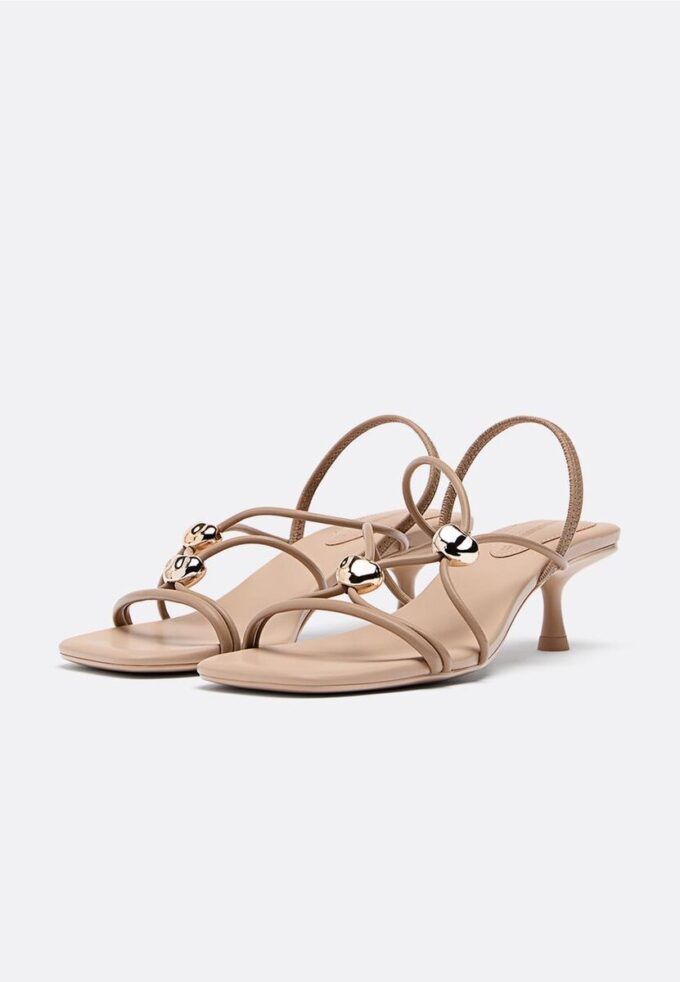 Sandalias de tacón bajo con detalle metálico Sandalias de tacón bajo con detalle metálico