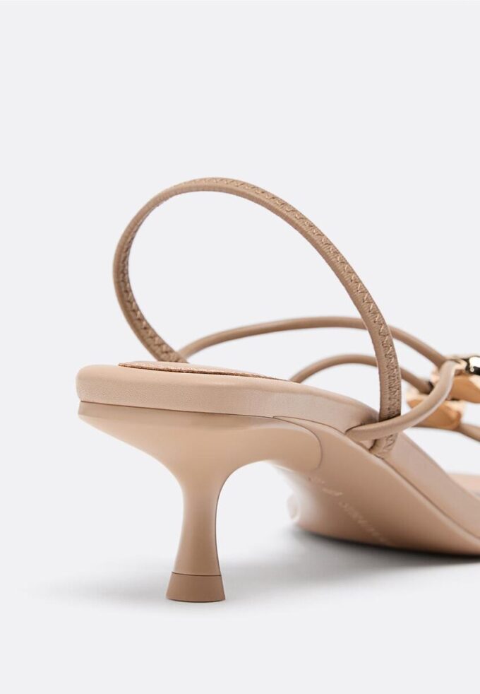 Sandalias de tacón bajo con detalle metálico Sandalias de tacón bajo con detalle metálico