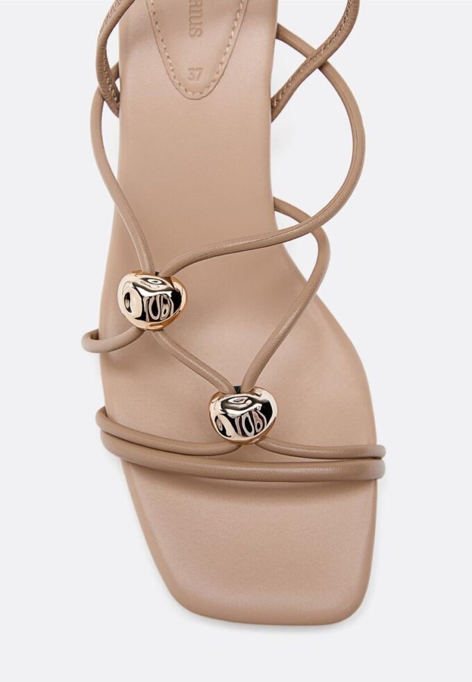 Sandalias de tacón bajo con detalle metálico Sandalias de tacón bajo con detalle metálico