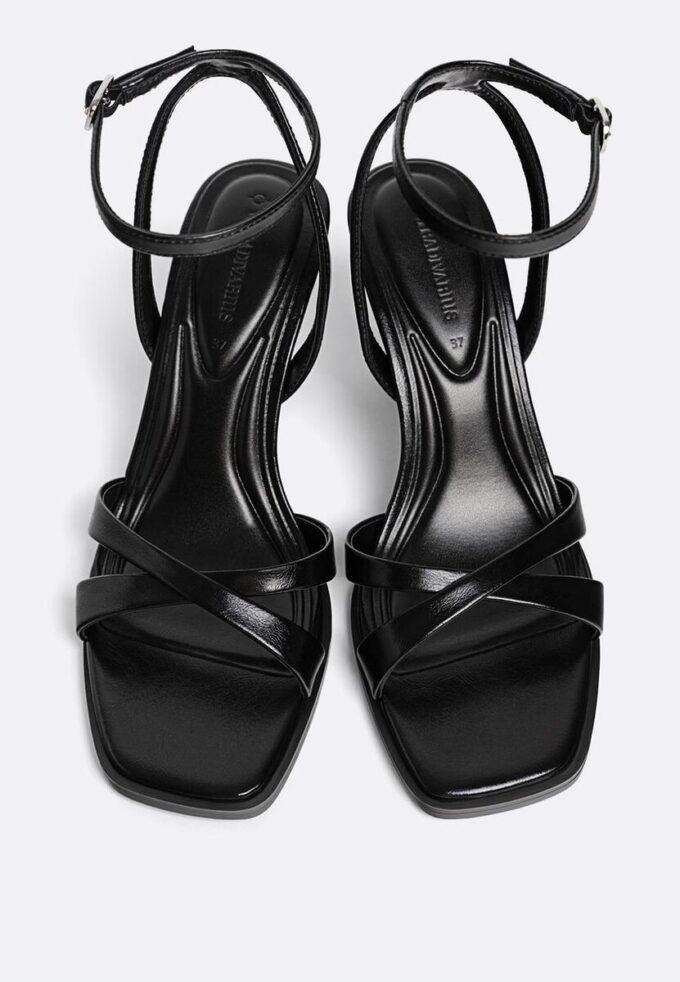 Sandalias de tacón negras
