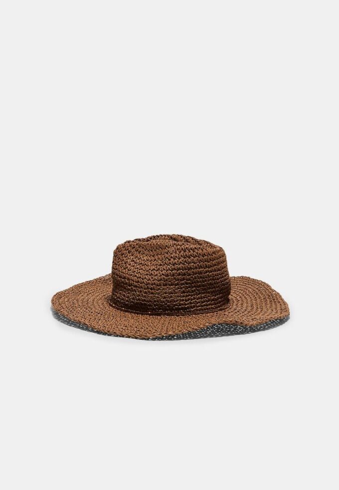 Sombrero de rafia