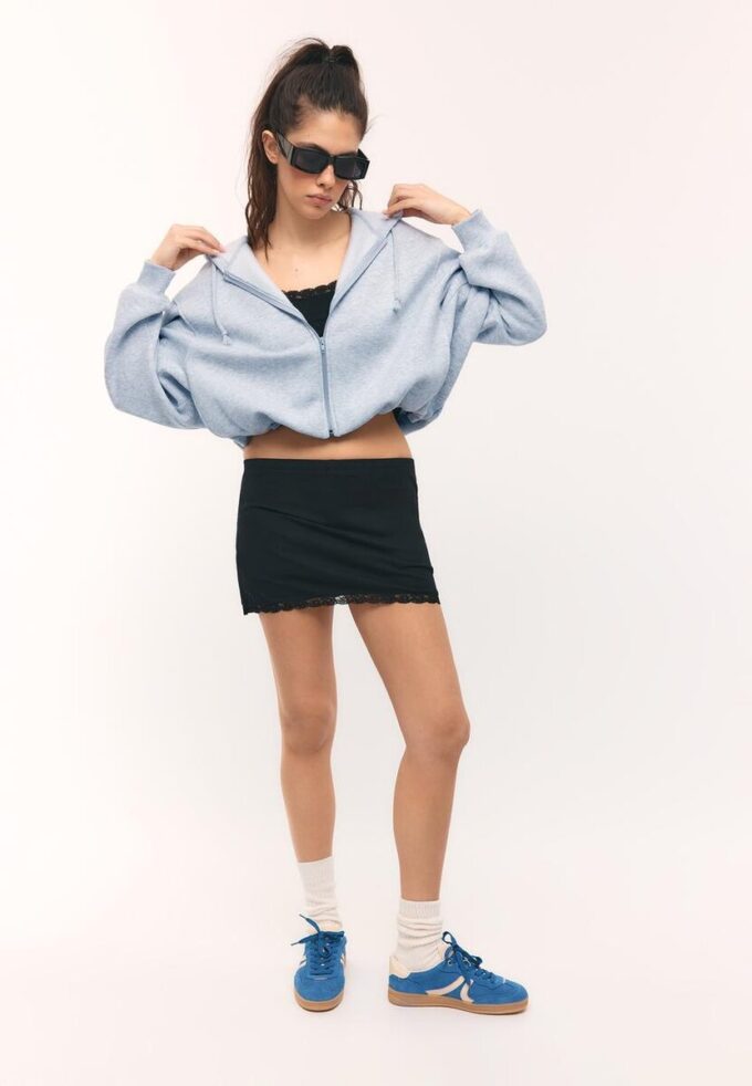 Sudadera bomber con capucha estampada